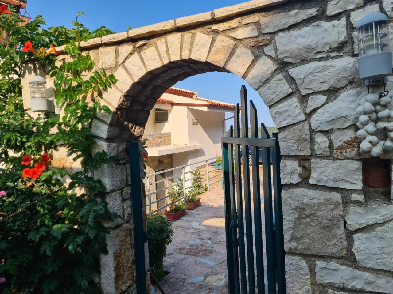 Vila Tatjana Guest House Vuno Eksteriør bilde